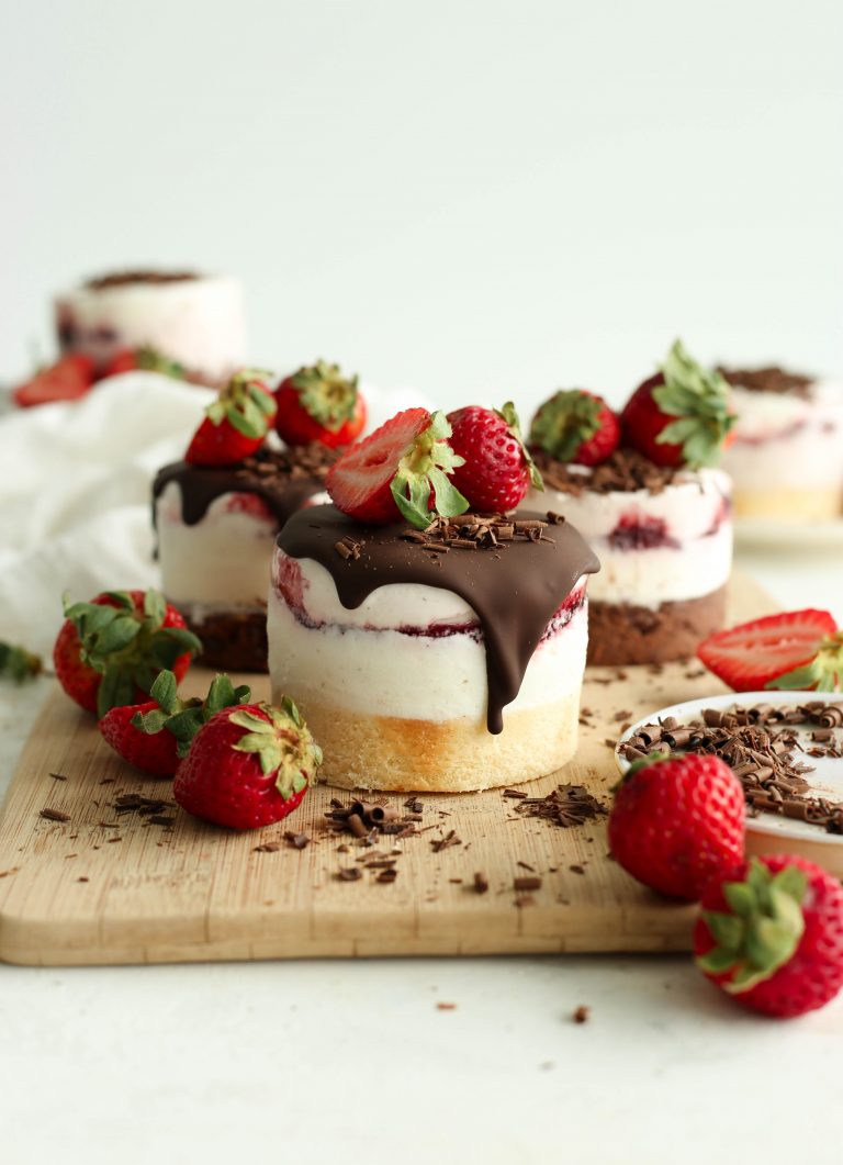 mini strawberry and vanilla ice cream cakes