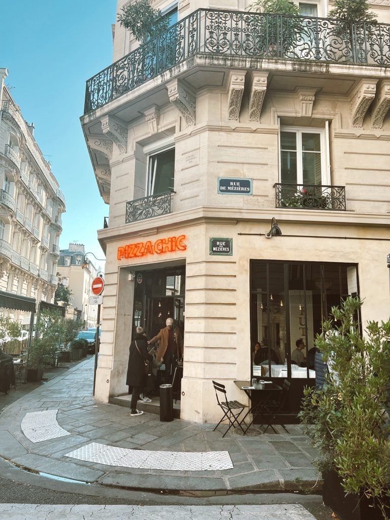 Storefront of Pizza Chic restaurant in Paris.