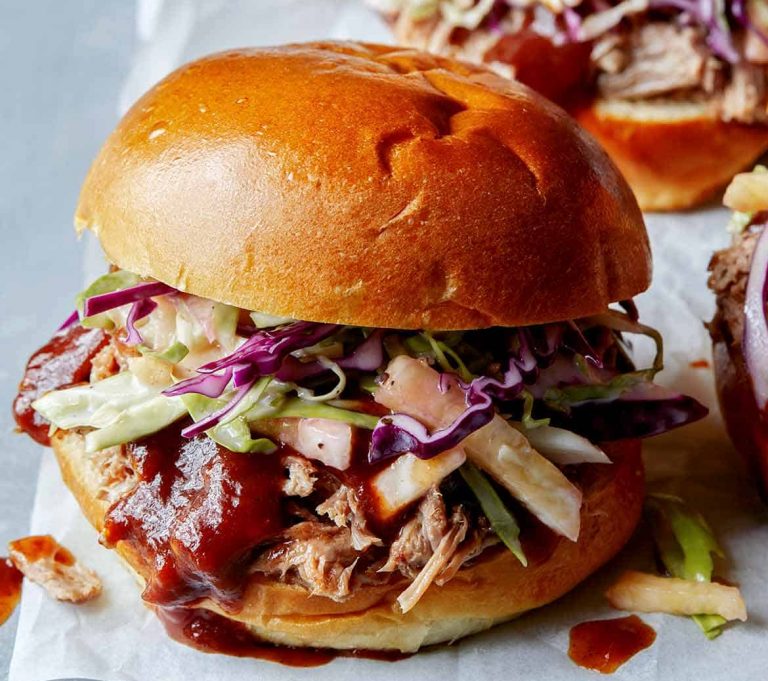 slow cooker BBQ pulled pork sandwiches_summer crockpot recipes 