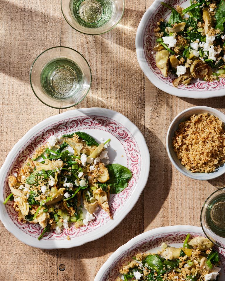 Salada quente de espinafre e alcachofra com crocantes de quinoa