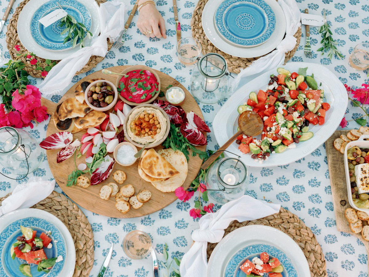 mesa de cena de inspiración griega con velas