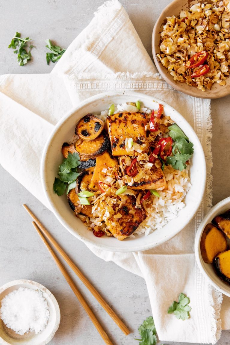 Mit heißem Honig glasierter Lachs mit Kokosnuss-Crunch