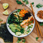 Salmon Sushi bowl with nori.