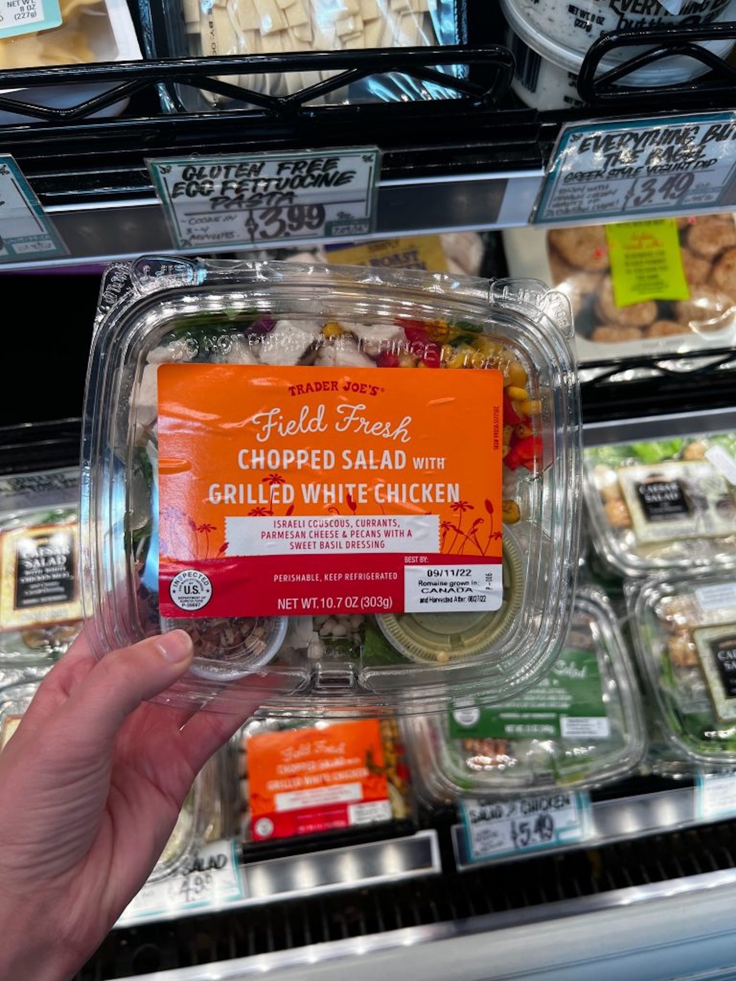 Händler Joe's gehacktes Salat mit gegrilltem Hühnchen -Trader Joes -Salat