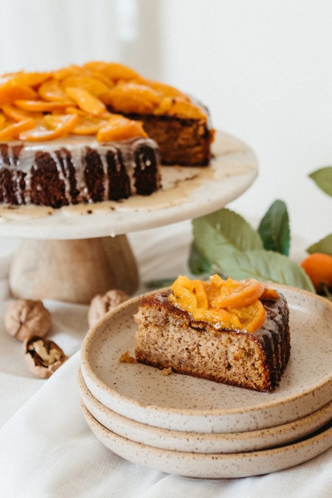 Walnuss-Honig-Olivenöl-Kuchen mit kandierten Zitrusfrüchten