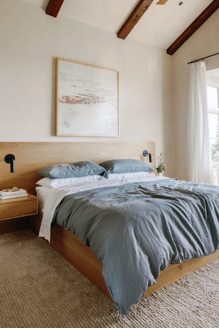 Minimalist, modern bedroom.