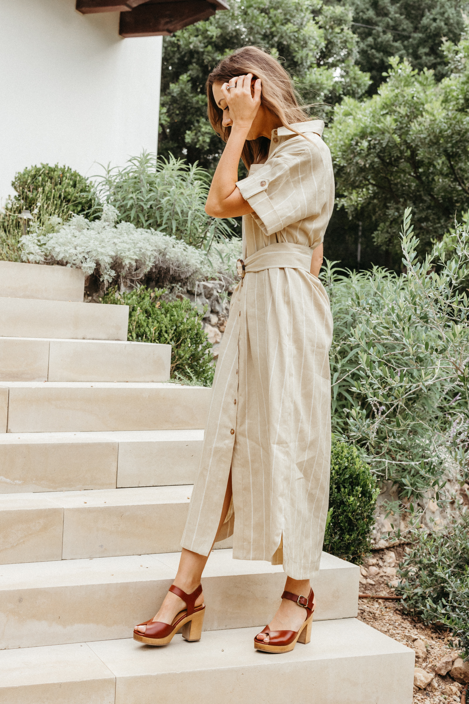 camille in a neutral linen shirtdress for a picnic