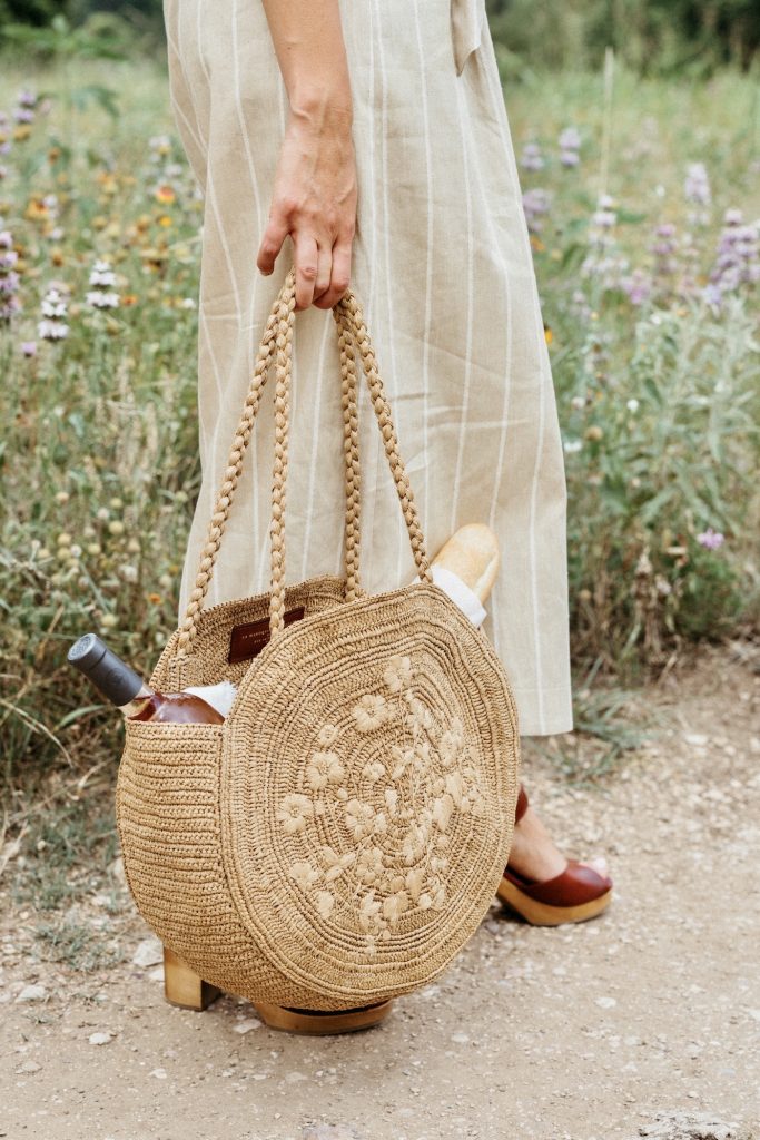 Sezane bestickter, ästhetischer Picknickkorb