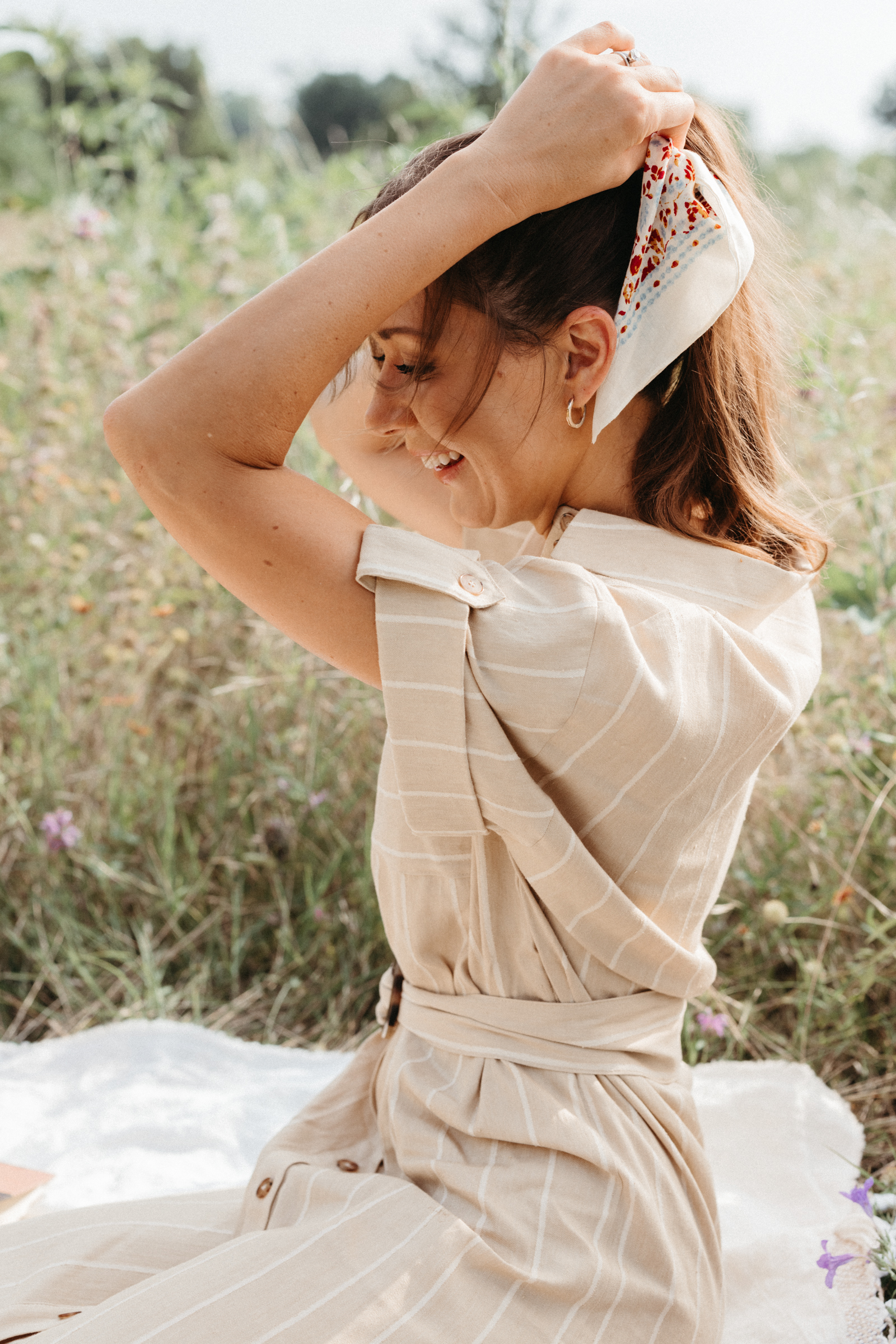 Sezane neutrales Kleid mit Schal im Haar