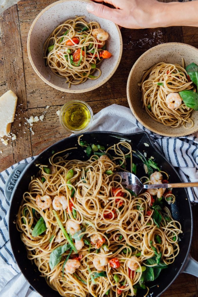 spaghetti with garlicky shrimp, asparagus, and tomatoes