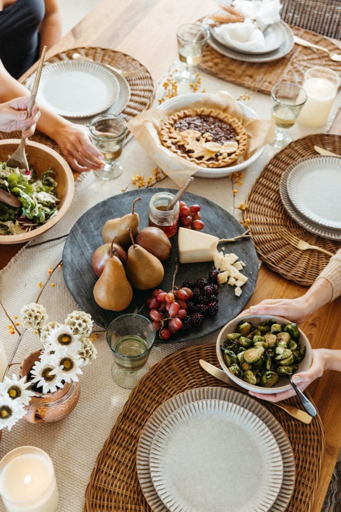 Thanksgiving dining table centerpiece ideas.