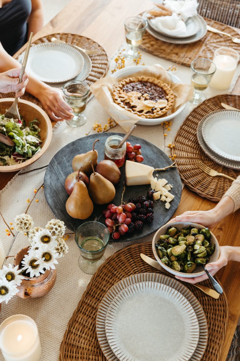 Thanksgiving dining table centerpiece ideas.