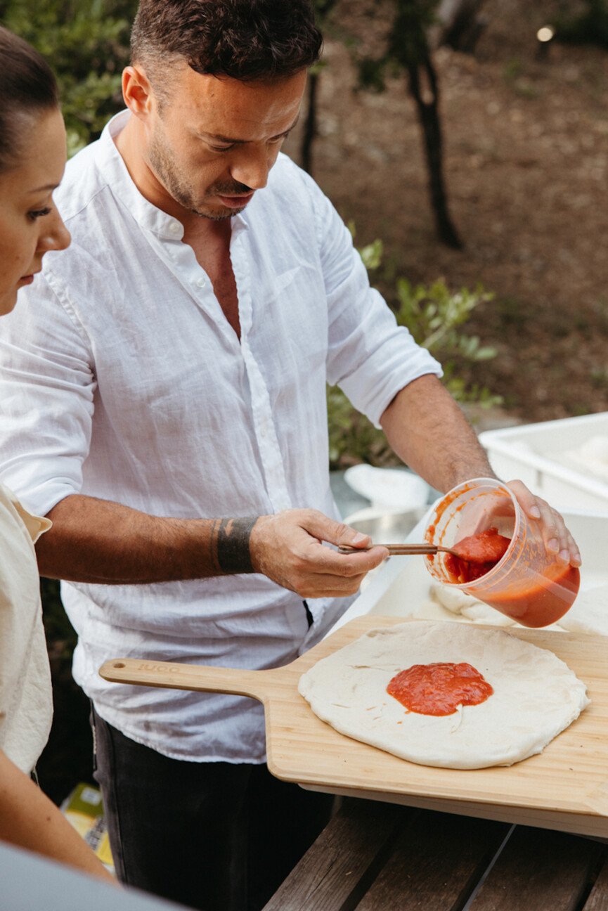 پہلے سے تیار پیزا آٹا ٹماٹر کی چٹنی۔