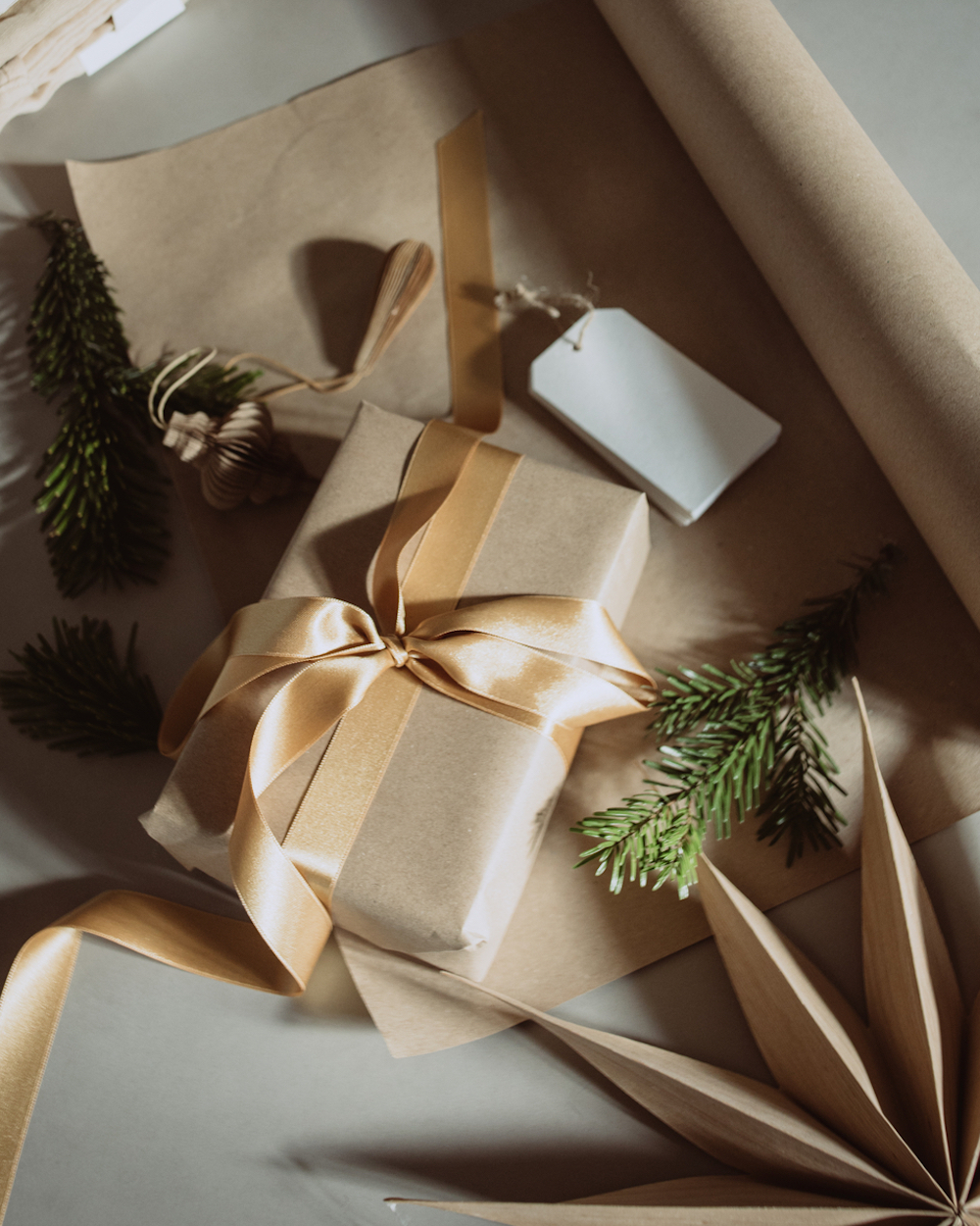 Modern holiday gift wrap. Gift guide for parents.