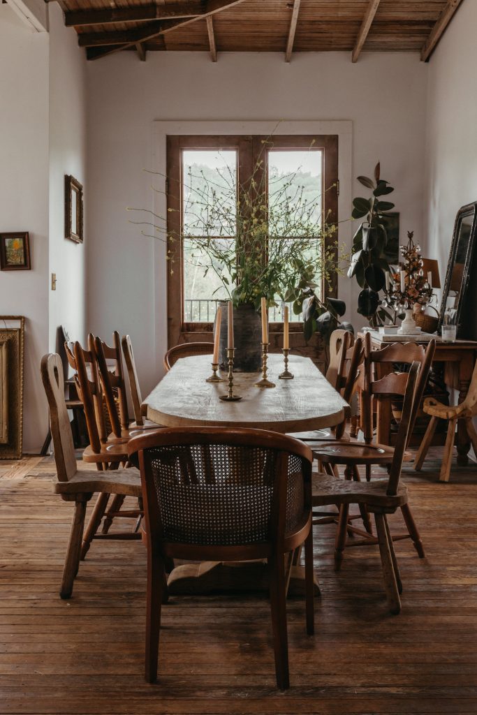 Vintage farmhouse dining room.