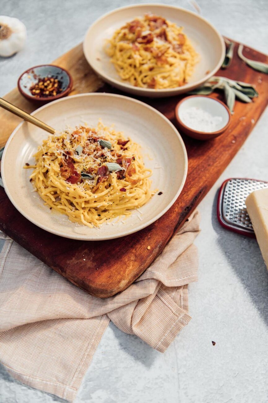 Pasta cremosa de calabaza con tocino y salvia crujiente