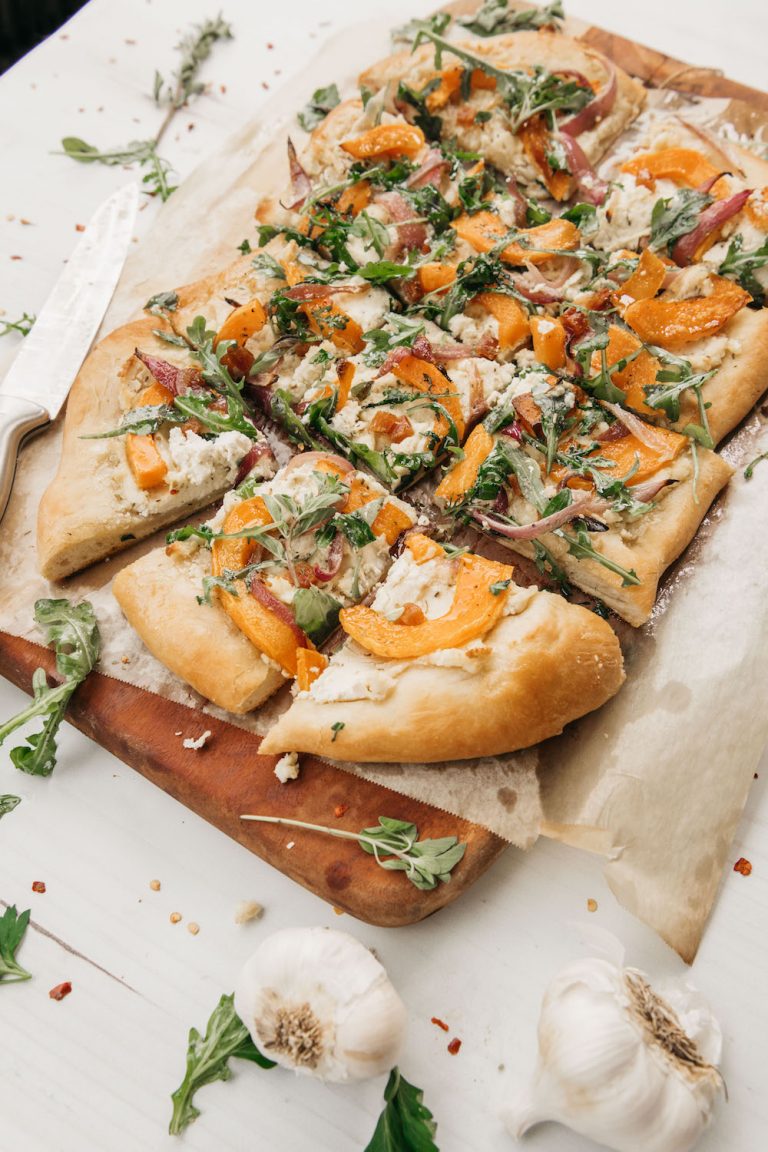 Pizza de abóbora com rúcula e ricota de amêndoa
