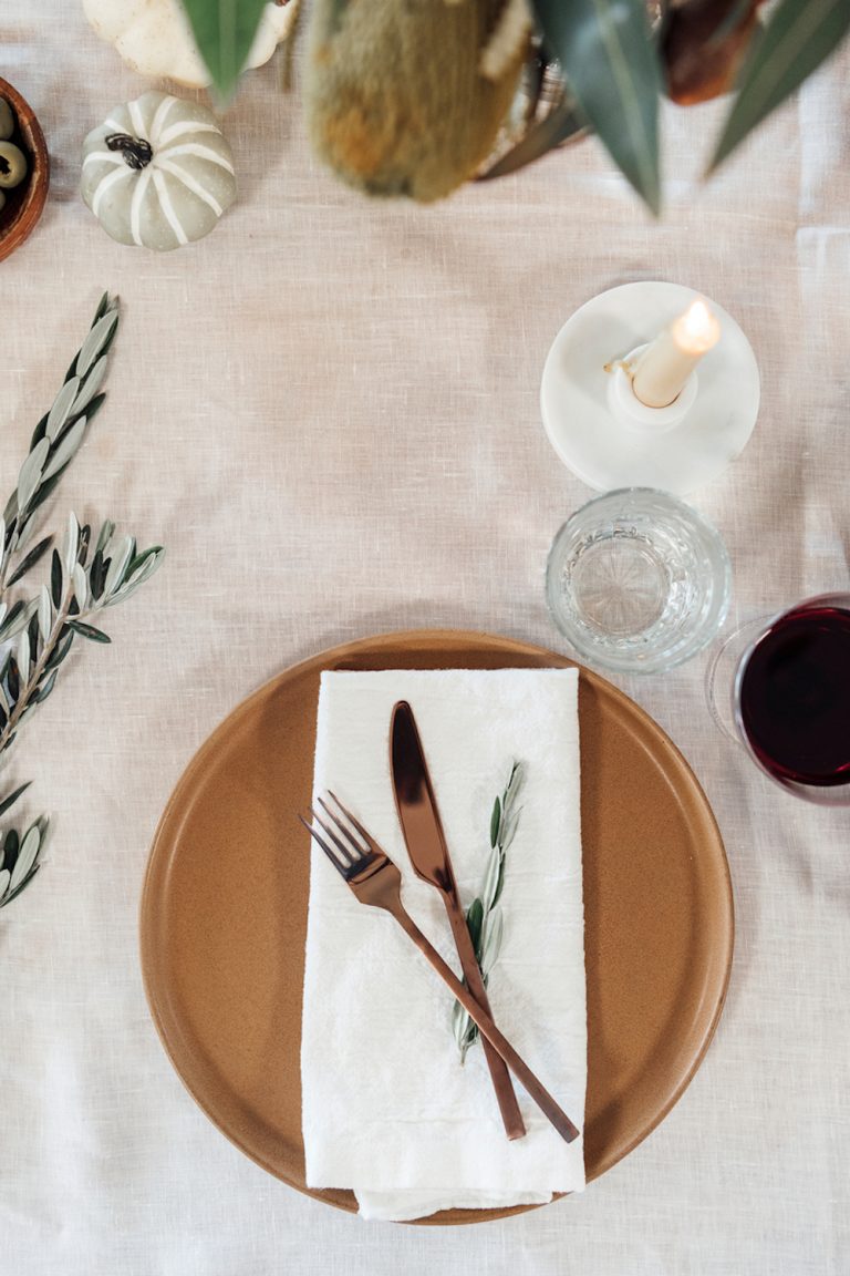 Simple Thanksgiving table decor.