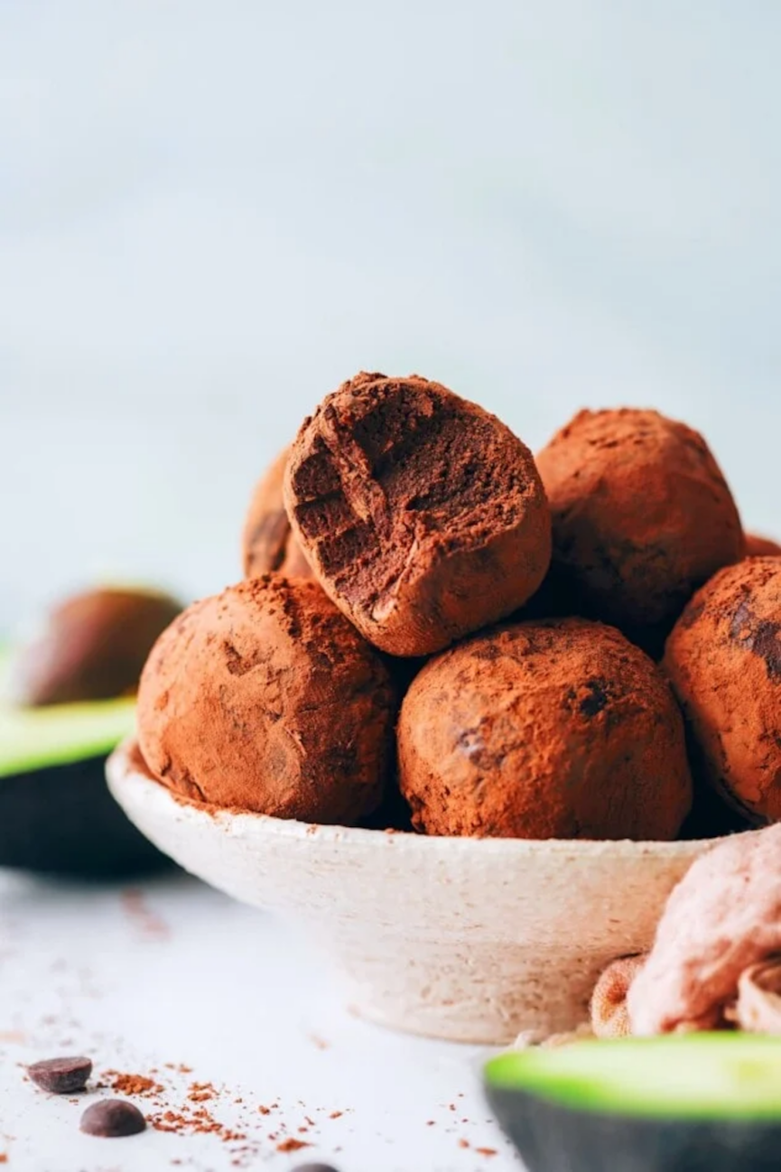 Trufas de abacate com chocolate amargo por comer comida para pássaros