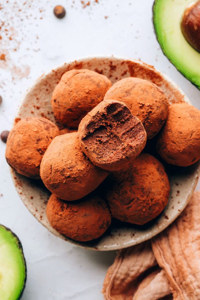 Trufas de abacate com chocolate amargo por comer comida para pássaros