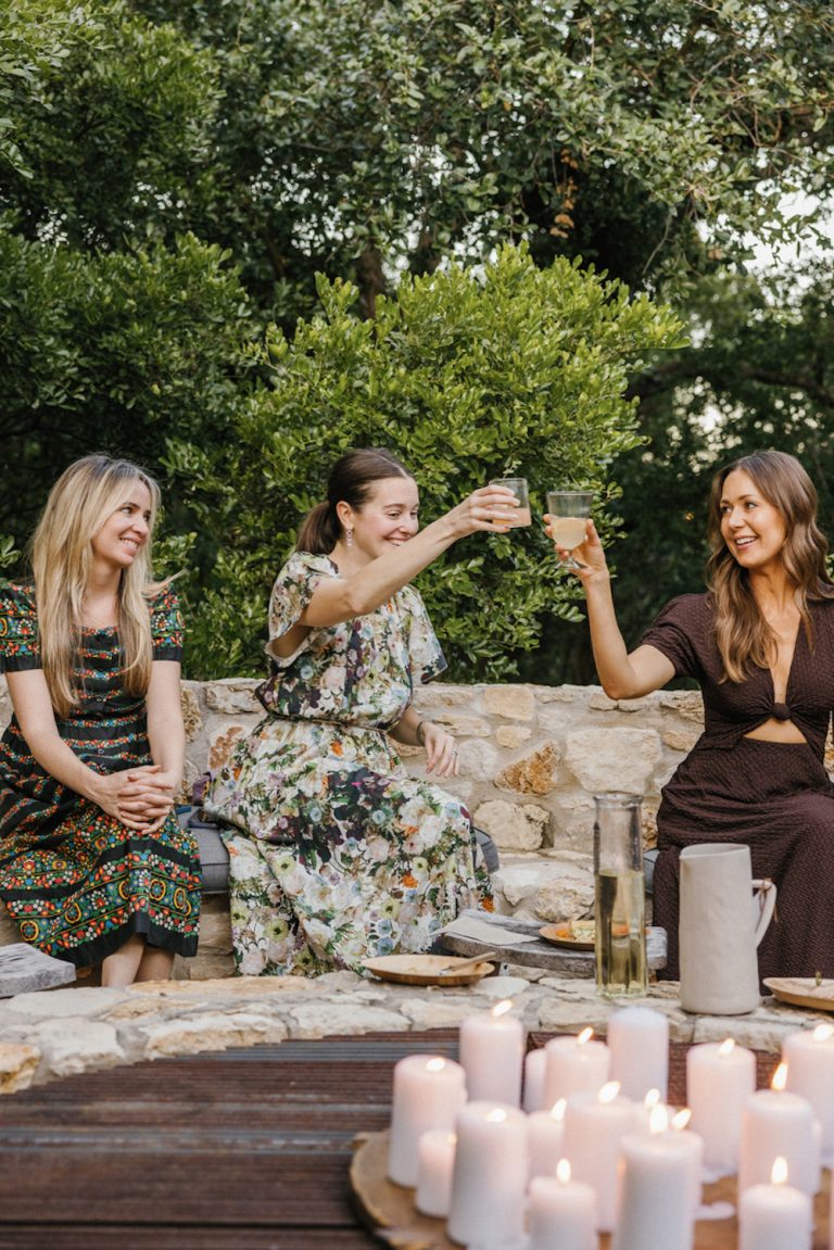 Vino de mujeres animando ideas para la noche de chicas.