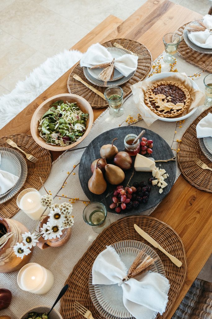 Earthy, natural Thanksgiving table setting idea.