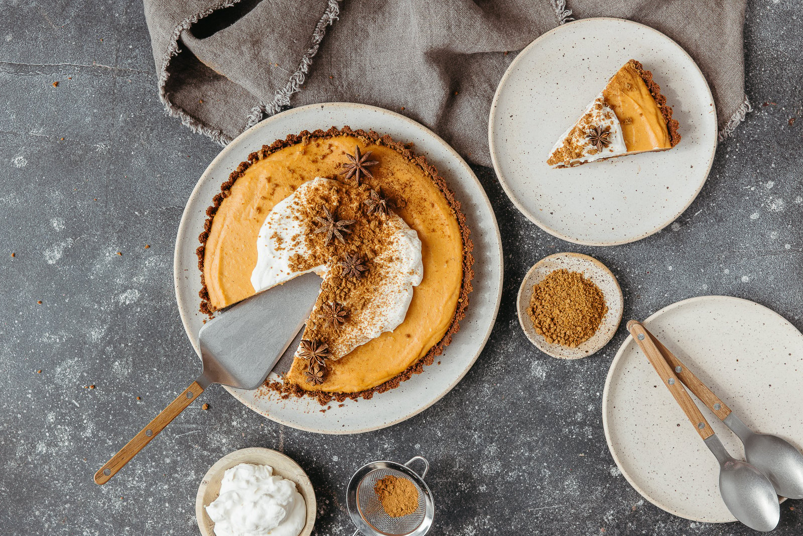 pumpkin pie with gingersnap crust_Thanksgiving potluck ideas