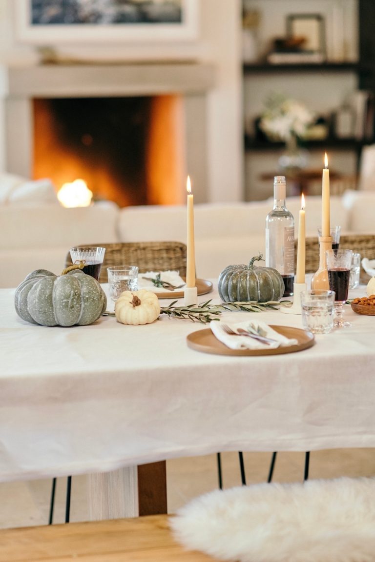 Pumpkins Thanksgiving table setting ideas.