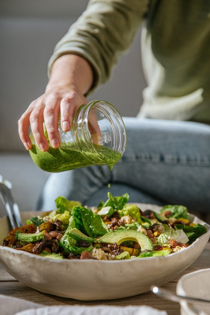 Salada de legumes de inverno assada com quinoa crocante