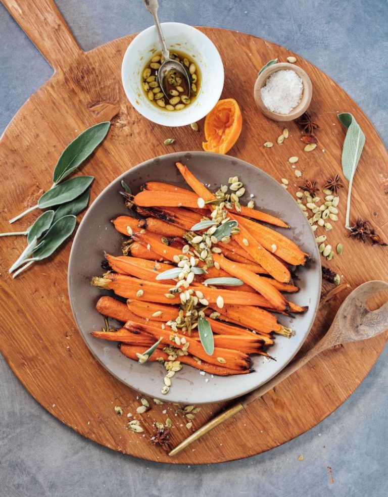 Cenouras assadas com mel com frutas cítricas picantes, sálvia e pepitas