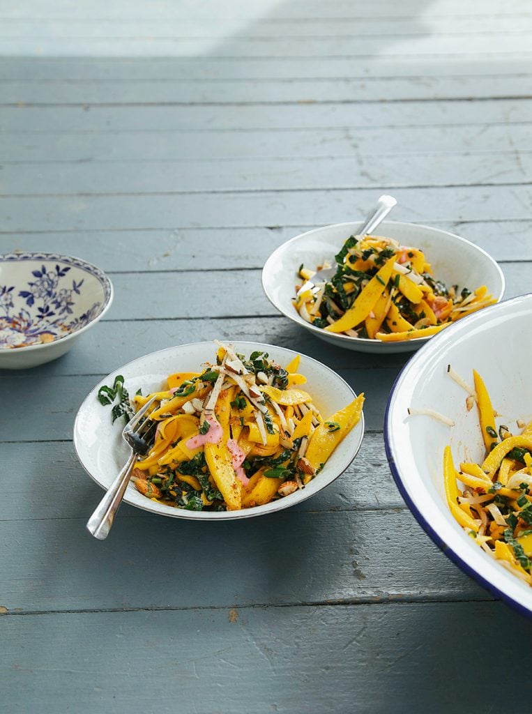 Mangosalat mit Rhabarber -Ingwer -Dressing und Chili -Mandeln