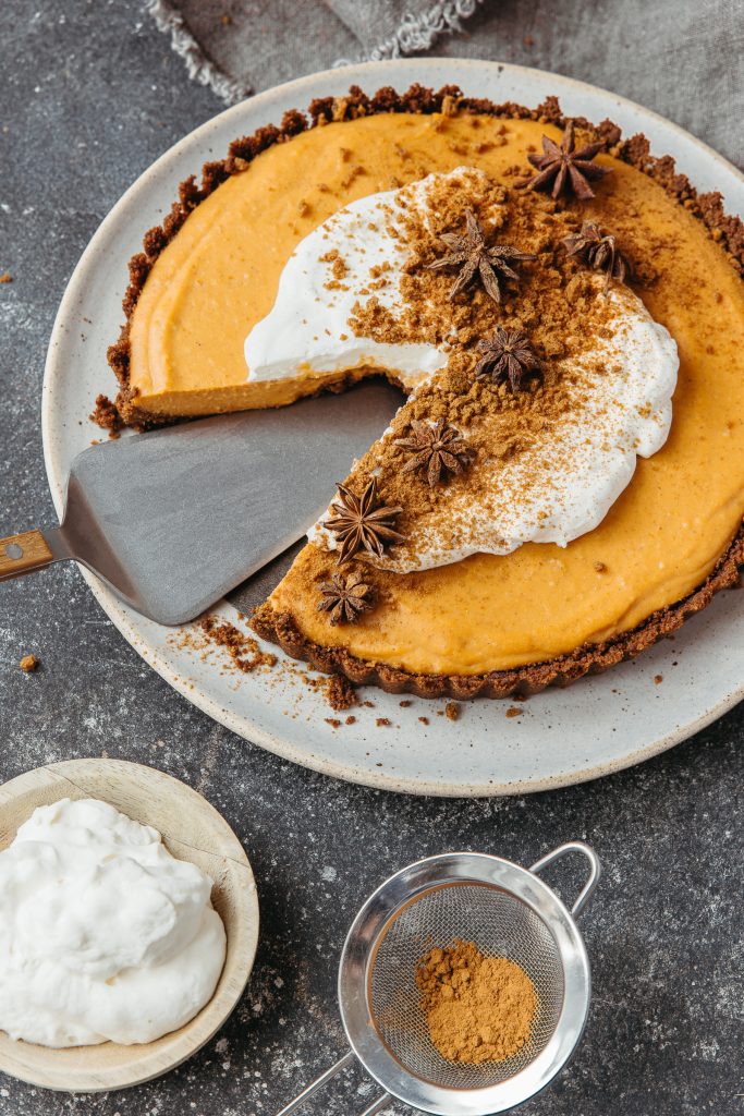 Pumpkin Pie with Gingersnap Crust 