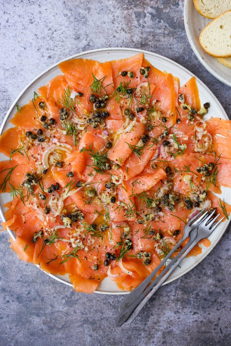 Salmon Salmon Carpaccio dengan caper goreng dan herbal