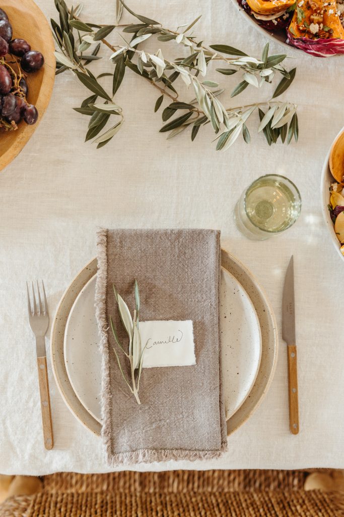 thanksgiving table 2023, warm simple minimalist inspiration
