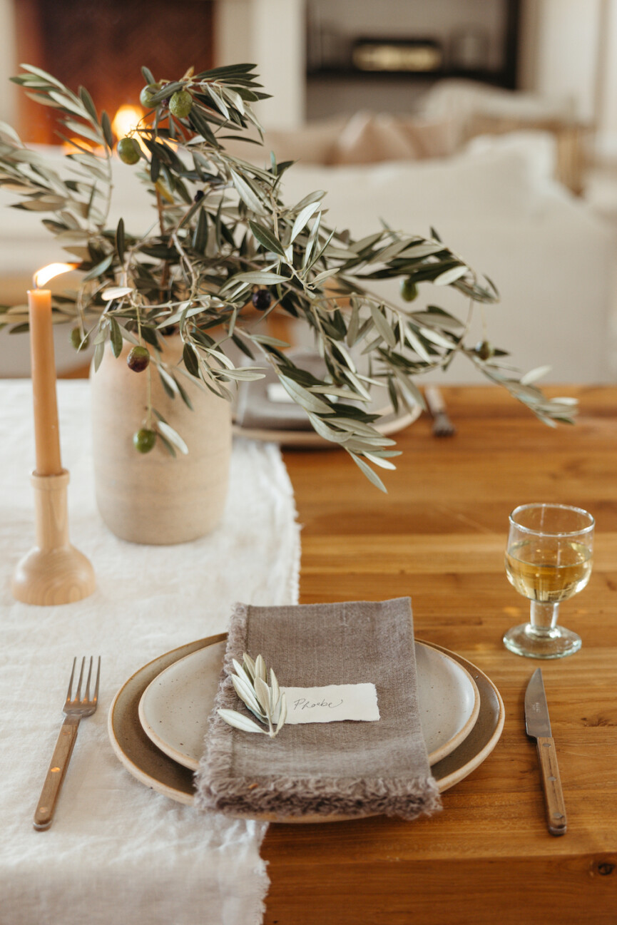 thanksgiving table 2023, warm simple minimalist inspiration