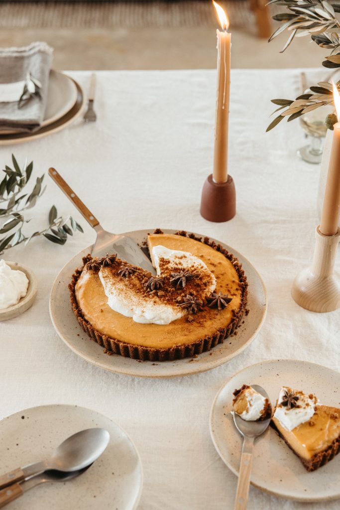thanksgiving table 2023, pumpkin pie gingersnap crust