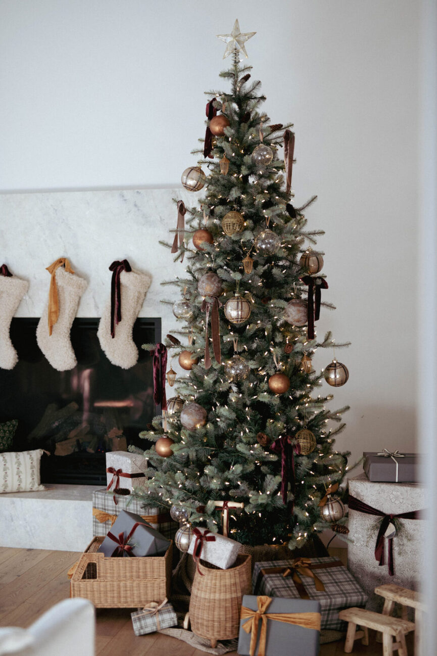 Árvore de Natal decorada com fita.