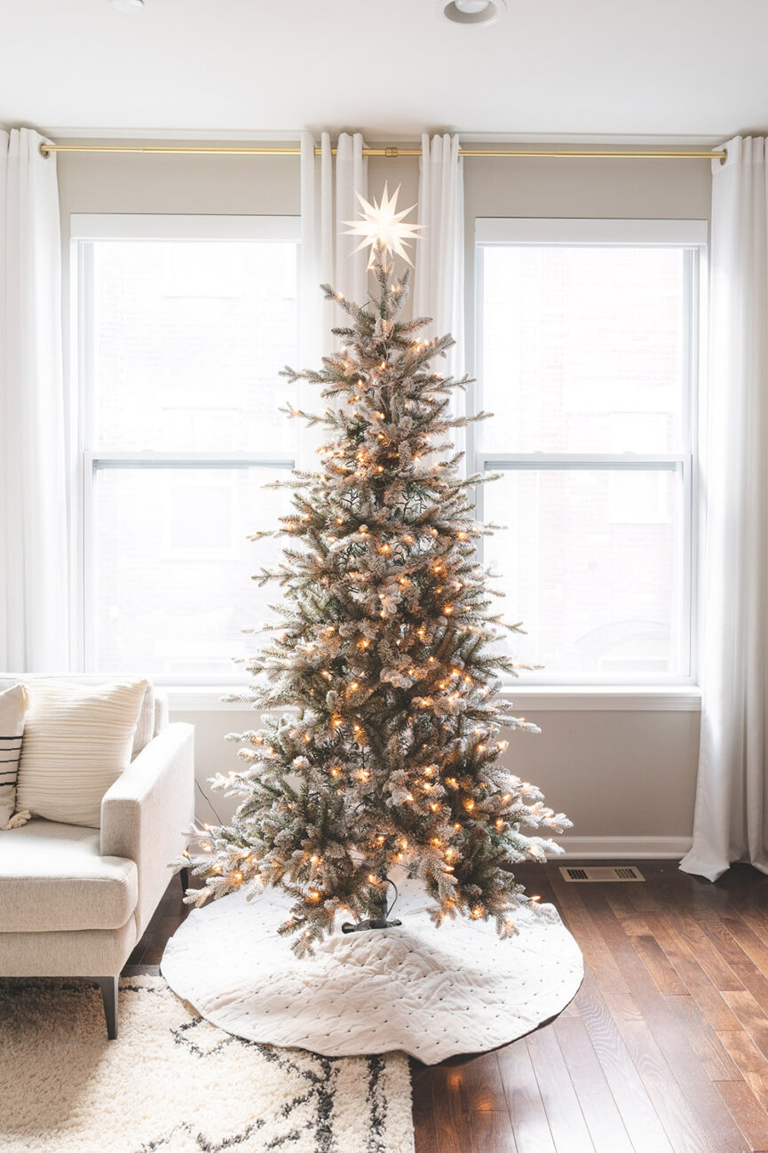 https://camillestyles.com/wp-content/uploads/2023/12/modern-christmas-tree-decorations-865x1298.jpeg