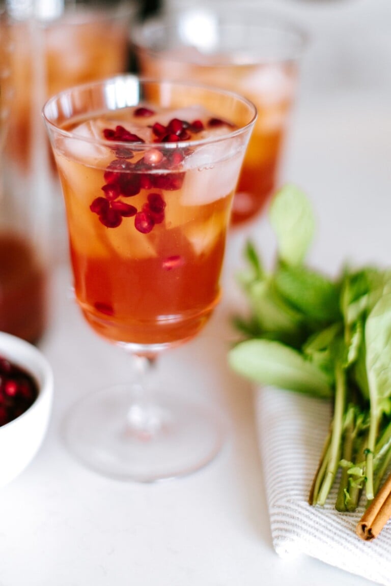 pomegrante spice cocktail_holiday drinks for a crowd