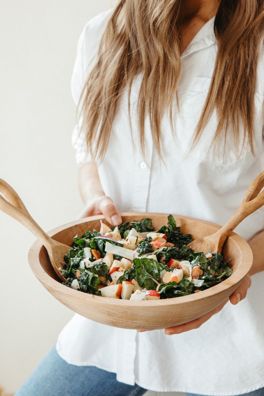 ensalada de col rizada y manzana con almendras y gruyere_fall alimentos para la salud intestinal