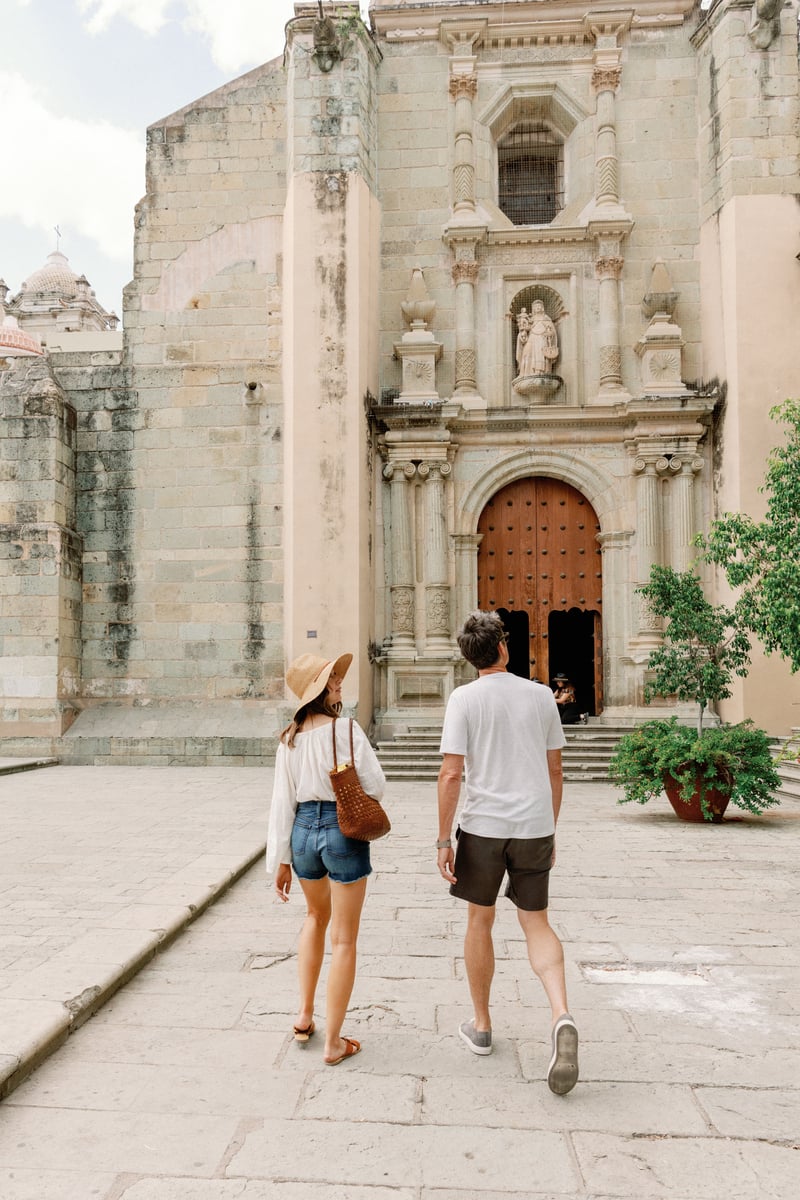 يسير الزوجان مع صور Oaxaca Travel