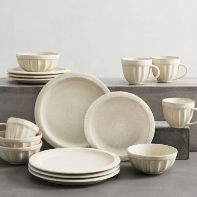 Mendocino Stoneware 16 piece dinnerware set.