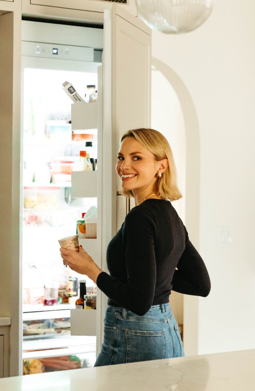 Monique Volz abriendo refrigerador.