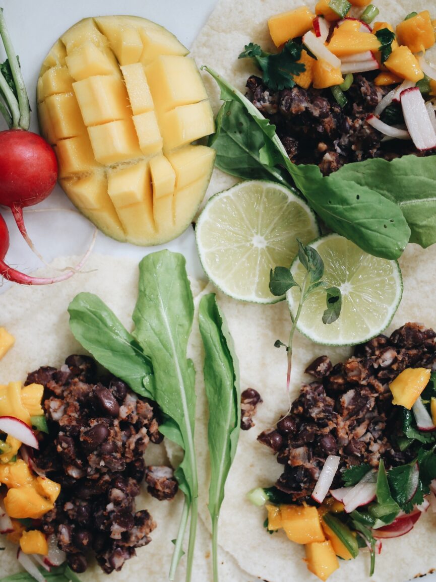 tacos de frijoles negros con salsa de mango