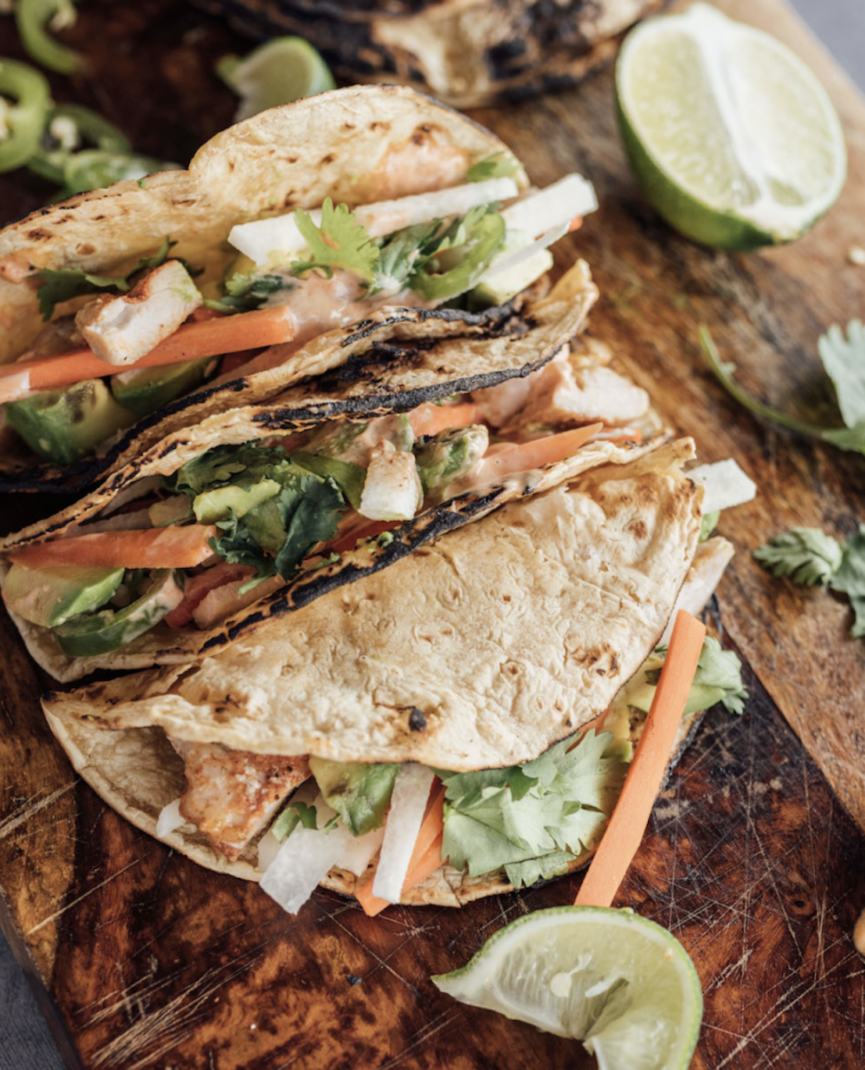 tacos de pollo al limón con jícama y menta