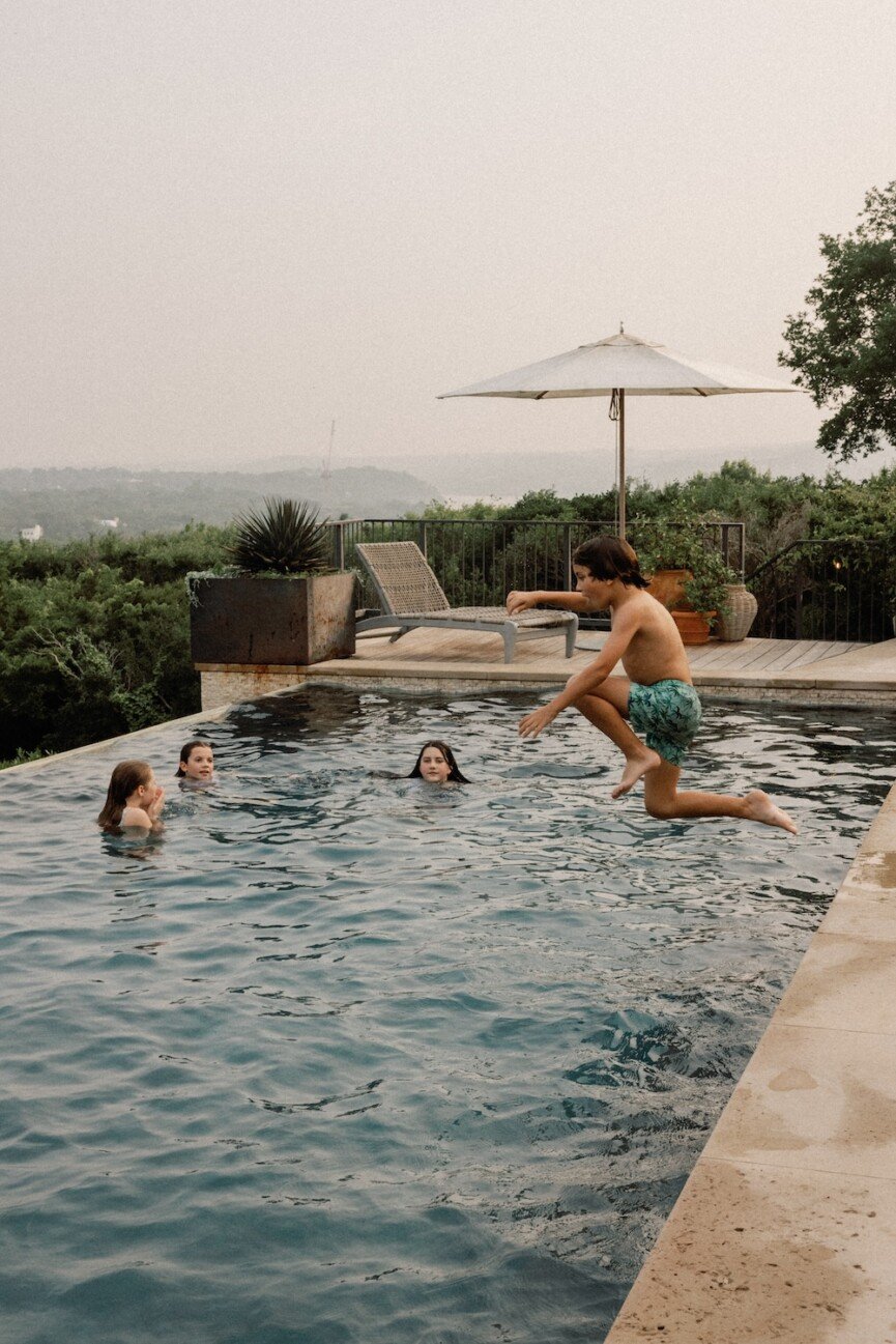 Consejos de entretenimiento de verano: niños saltando en la piscina.