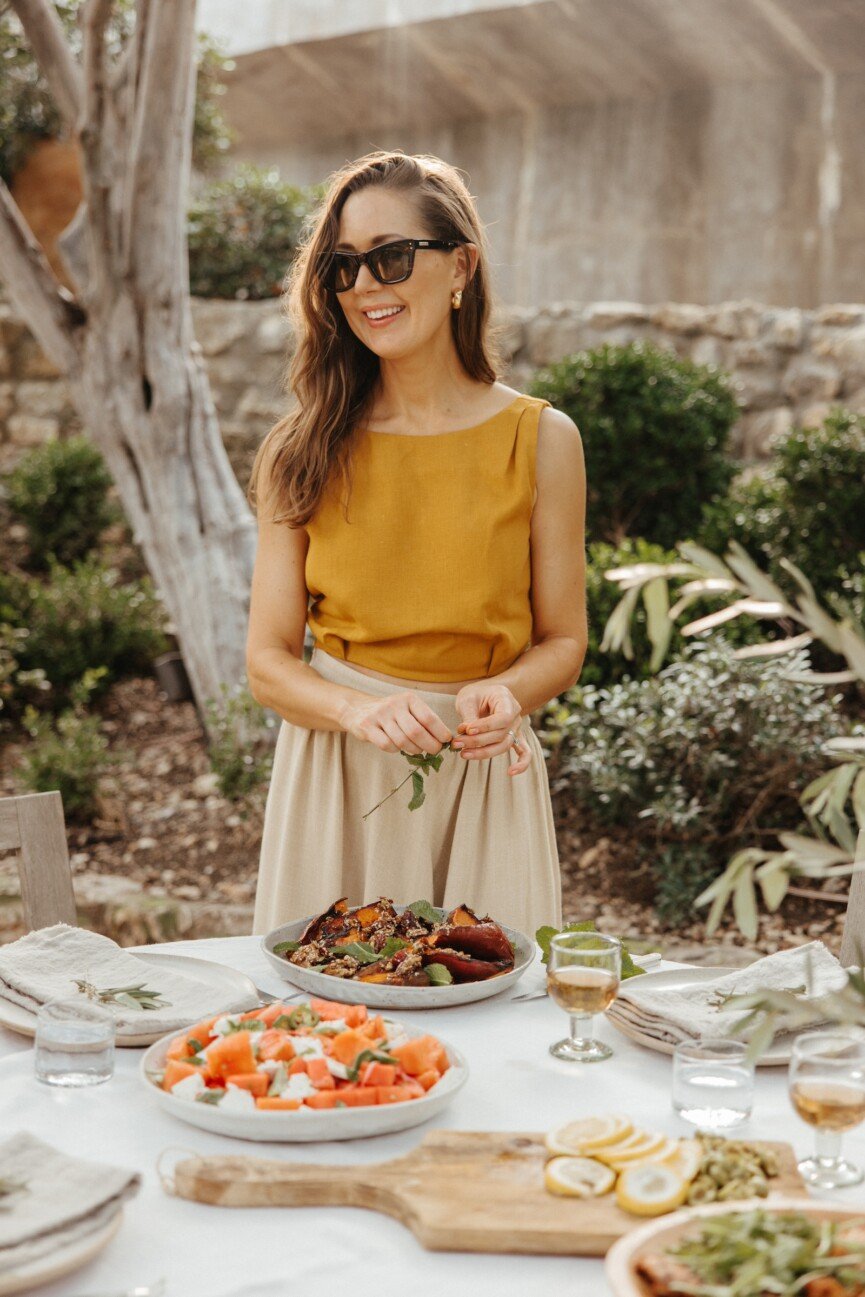 Camille Styles poniendo la mesa