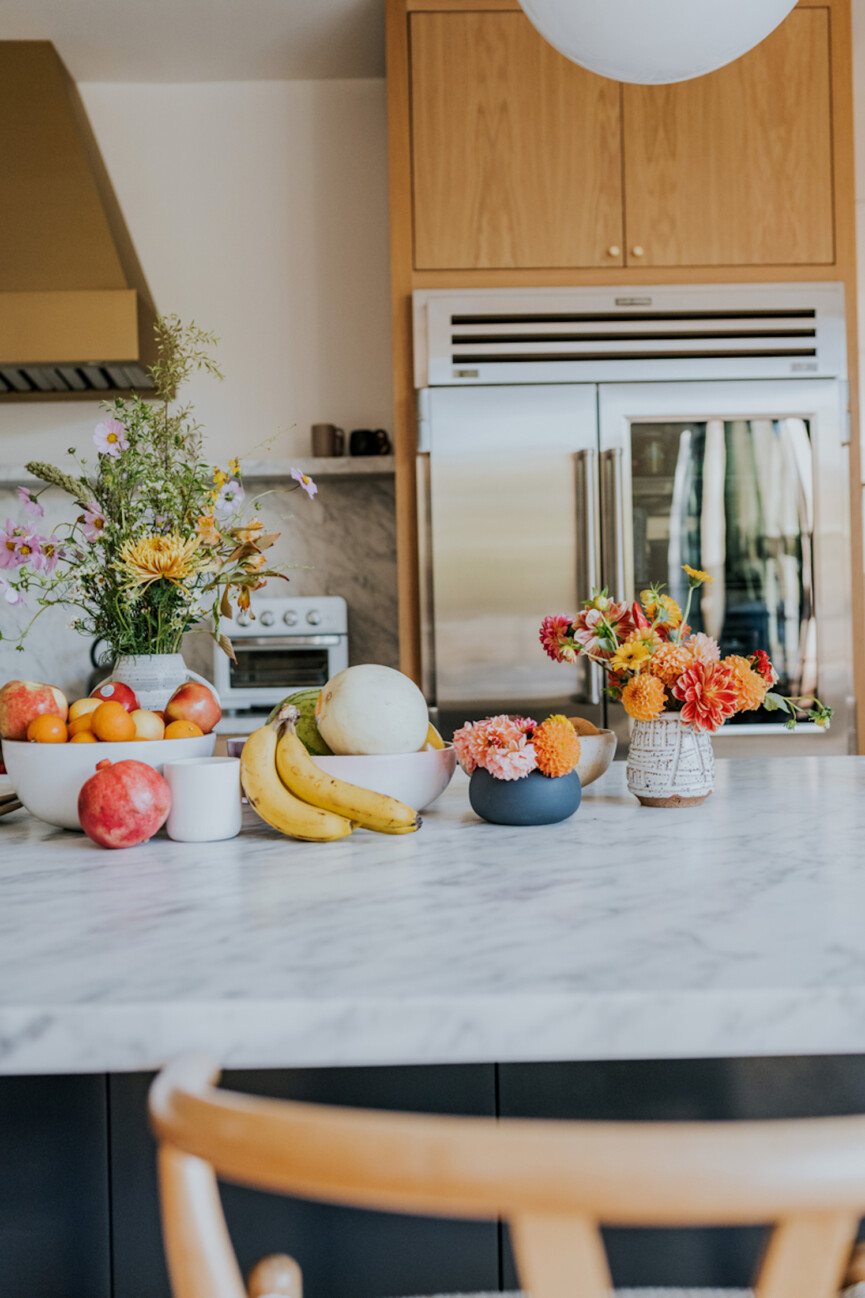 Mostrador de cocina con productos frescos.