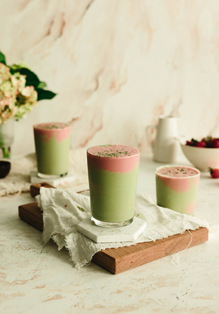 Batido probiótico de matcha de fresa.