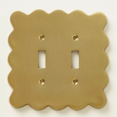 Gold outlet cover with scalloped edges